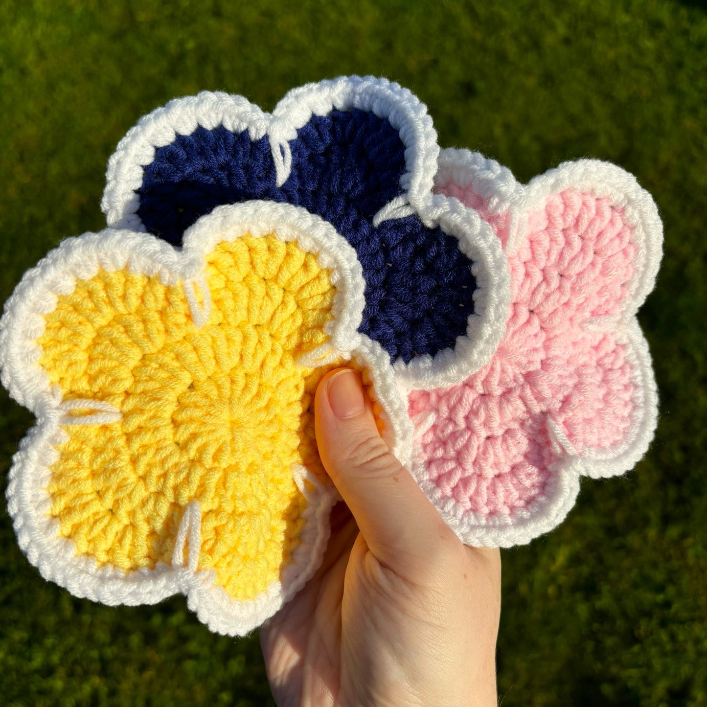 White bordered flower coaster